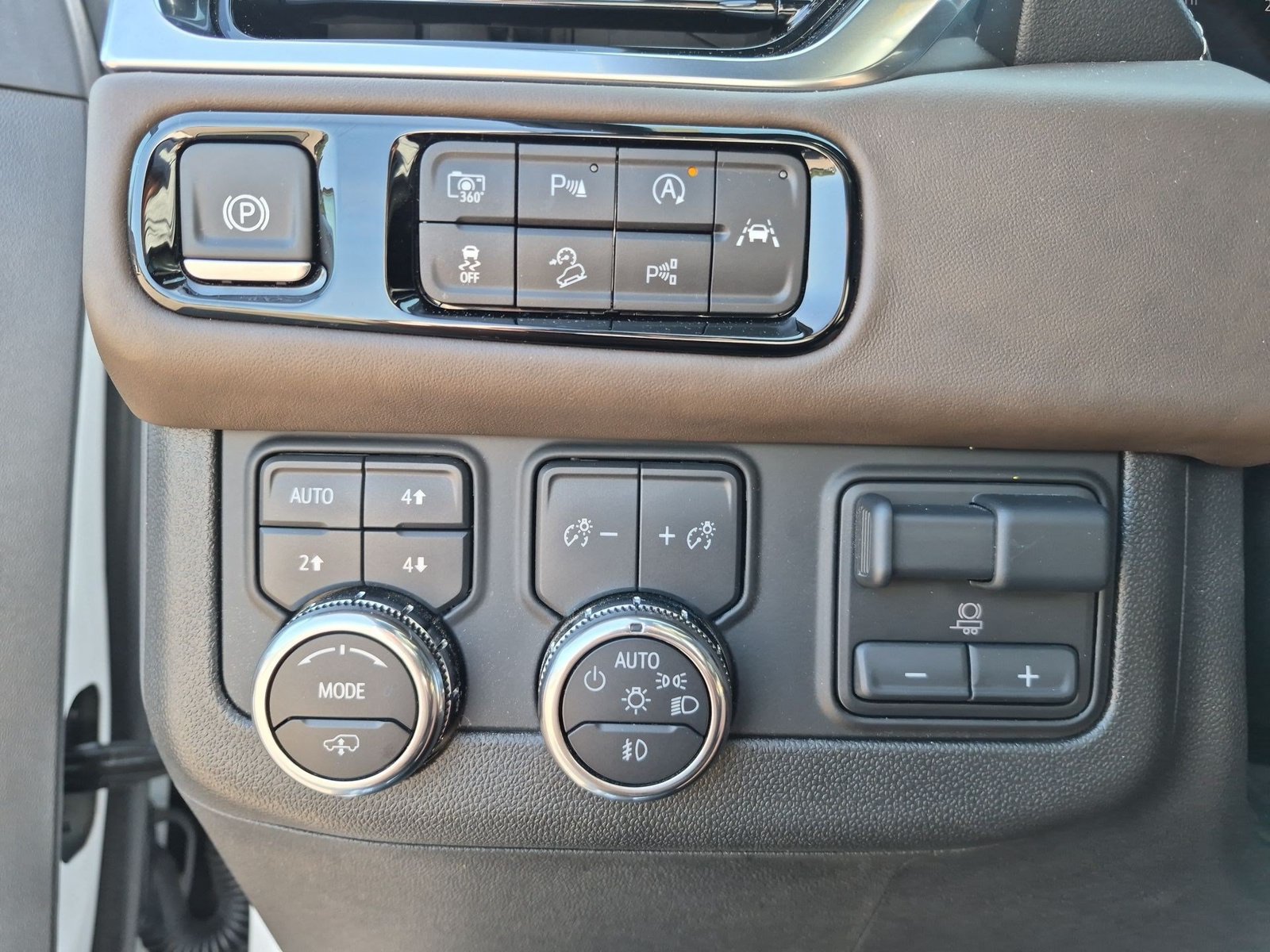 Certified 2025 GMC Yukon Denali Ultimate AWD/4WD image 18