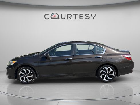 Used 2016 Honda Accord EX image 4