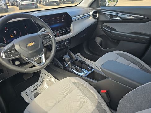 Used 2024 Chevrolet TrailBlazer LT w/ Convenience Package FWD image 9