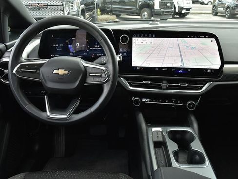 Used 2025 Chevrolet Equinox EV LT image 19