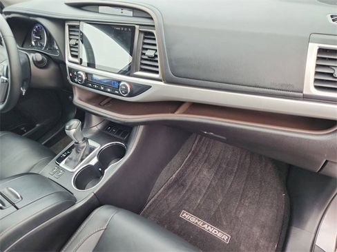 Used 2017 Toyota Highlander XLE image 28