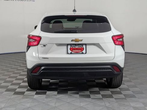 Used 2024 Chevrolet Trax LS w/ LS Convenience Package FWD image 6