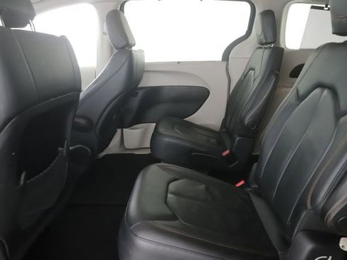 Used 2019 Chrysler Pacifica Touring-L image 26
