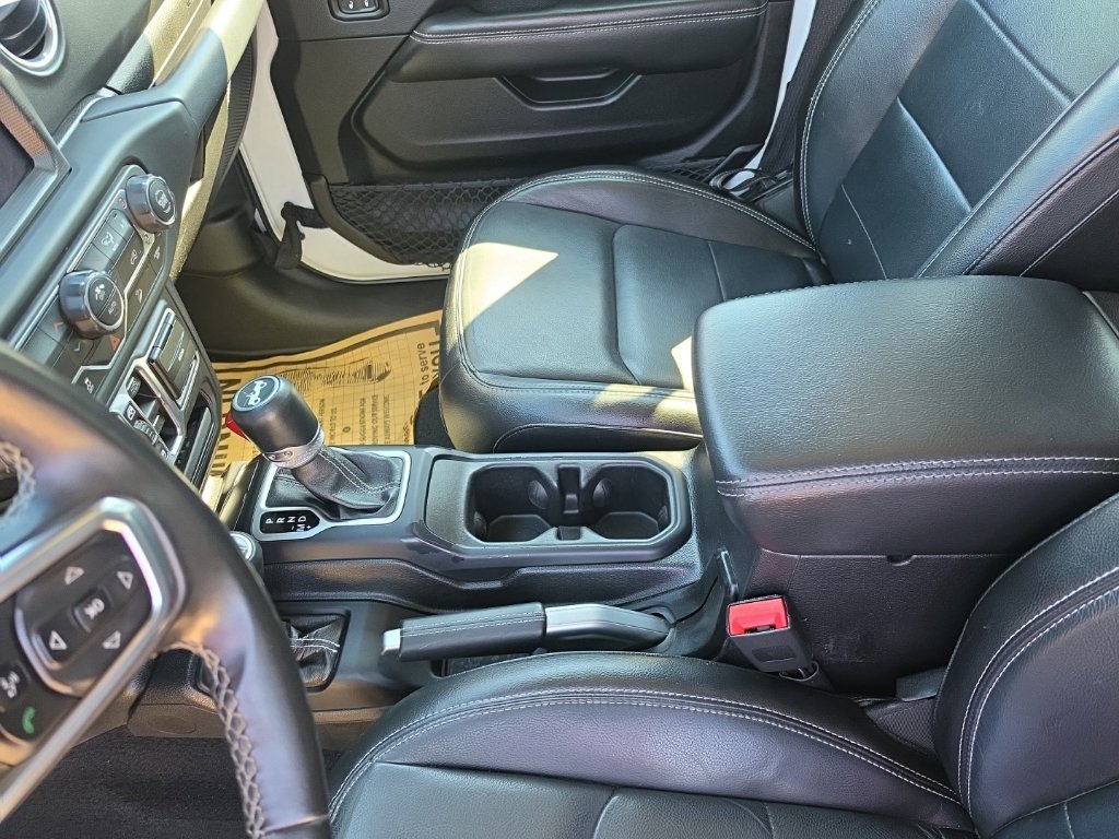 Used 2018 Jeep Wrangler Unlimited Sahara AWD/4WD image 38
