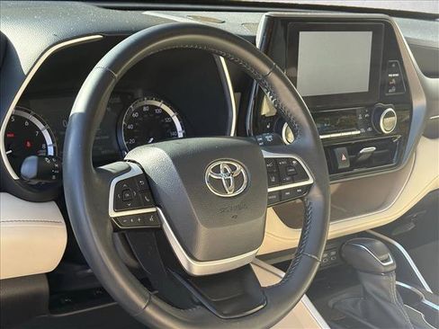 Used 2023 Toyota Highlander XLE image 9