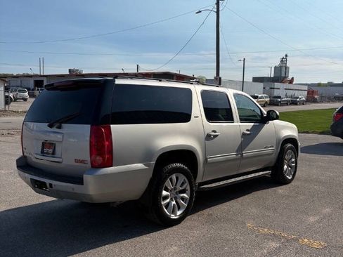 Used 2011 GMC Yukon XL SLT w/ SLT-2 Equipment Package AWD/4WD image 4