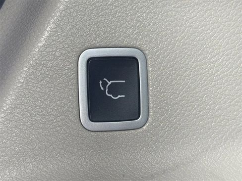 Used 2018 Chrysler Pacifica Touring-L image 18