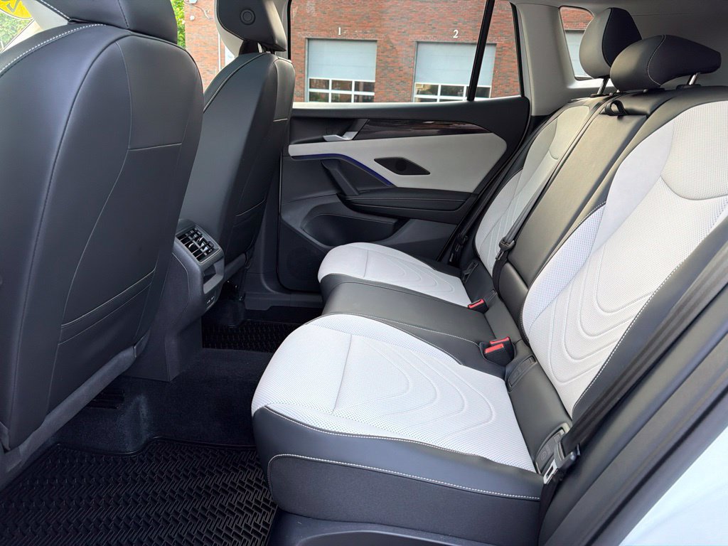 Used 2025 Volkswagen Tiguan SE w/ Panoramic Sunroof Package AWD/4WD image 27