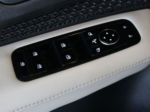 Used 2023 Nissan Ariya AWD image 14