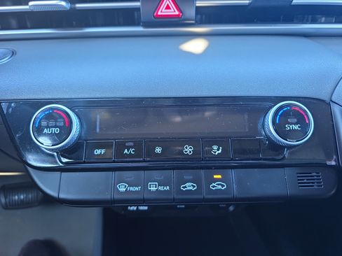 Used 2022 Hyundai Elantra SEL image 35