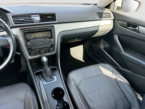 Used 2014 Volkswagen Passat 1.8T Wolfsburg Edition image 21