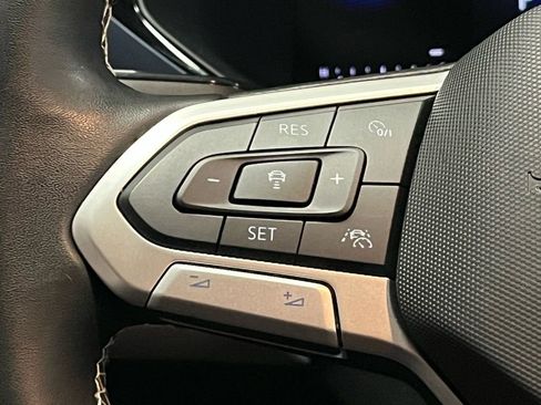 Used 2024 Volkswagen Taos SE image 25