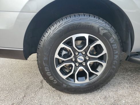 Used 2023 Ford Expedition XLT image 9