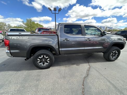 Used 2017 Toyota Tacoma TRD Off-Road w/ Tow Package (A/T) image 5