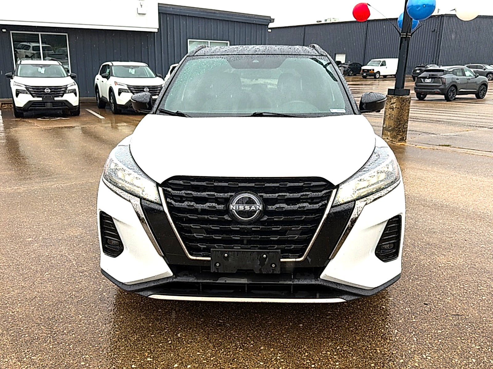 Used 2023 Nissan Kicks SR w/ SR Premium Package FWD image 3