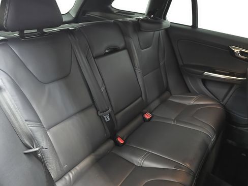 Used 2016 Volvo V60 T6 R-Design image 17
