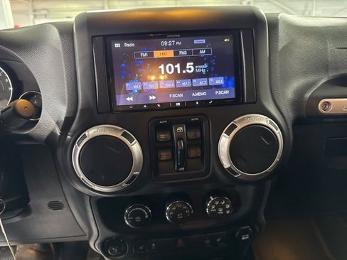 Used 2015 Jeep Wrangler Unlimited Sahara image 17