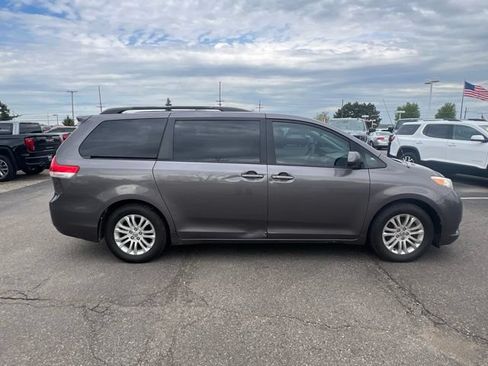 Used 2011 Toyota Sienna XLE w/ Entertainment Pkg FWD image 6