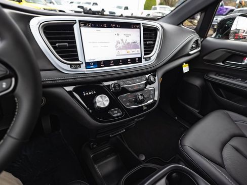 New 2026 Chrysler Pacifica Select w/ S Appearance Package image 19