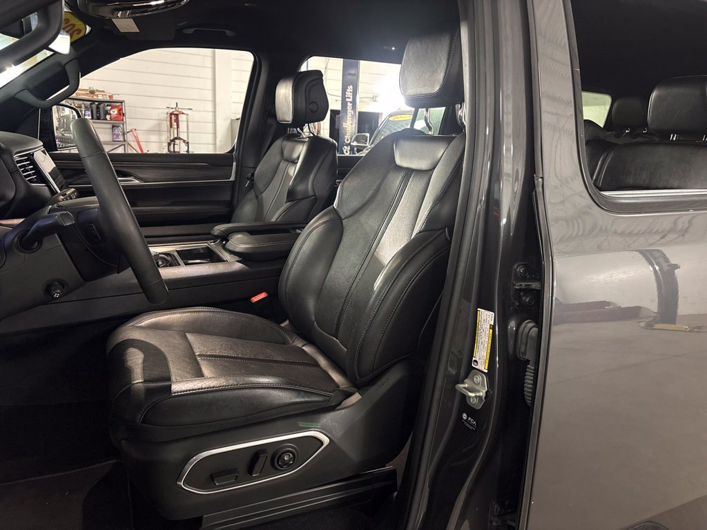 Used 2024 Jeep Wagoneer Series II w/ Flexible Seating Group RWD image 9