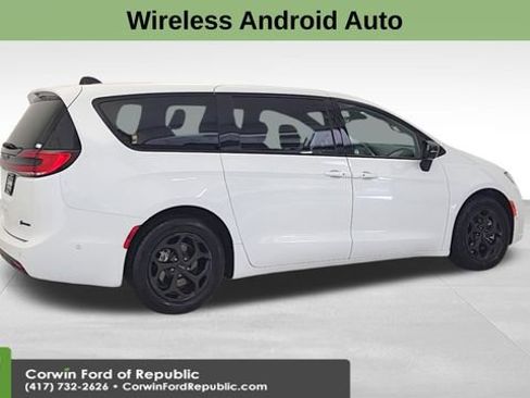 Used 2024 Chrysler Pacifica Select image 9