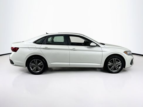 Used 2022 Volkswagen Jetta SE image 4