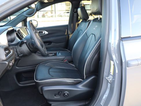 New 2025 Chrysler Pacifica Limited image 14