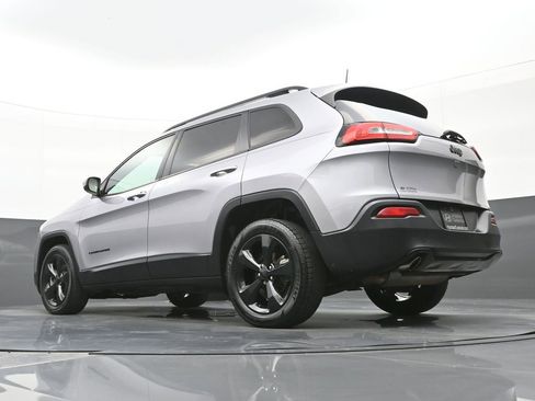 Used 2018 Jeep Cherokee Latitude w/ Altitude Package FWD image 42