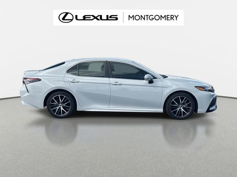 Used 2023 Toyota Camry SE image 2