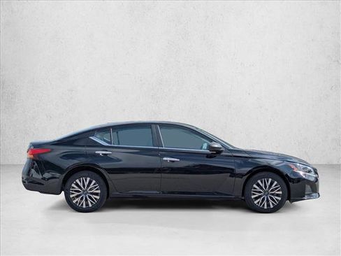 Used 2025 Nissan Altima 2.5 SV AWD/4WD image 4