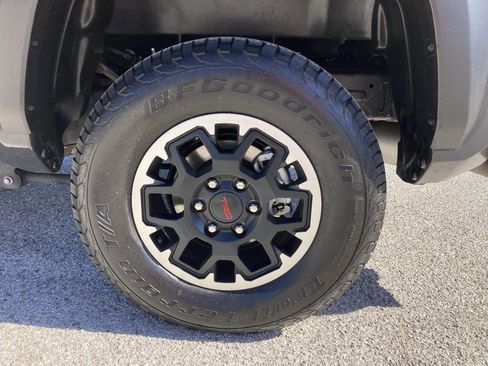 Certified 2025 Toyota Tacoma TRD Off-Road image 18