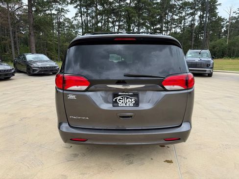 Used 2017 Chrysler Pacifica Touring FWD image 4