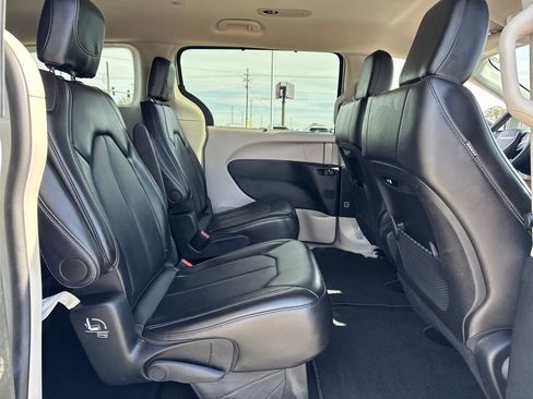 Used 2024 Chrysler Pacifica Touring-L image 14