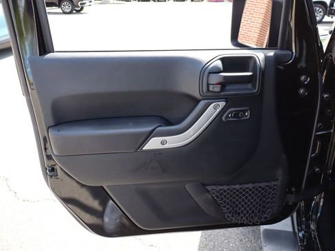 Used 2018 Jeep Wrangler Unlimited Sahara AWD/4WD image 10