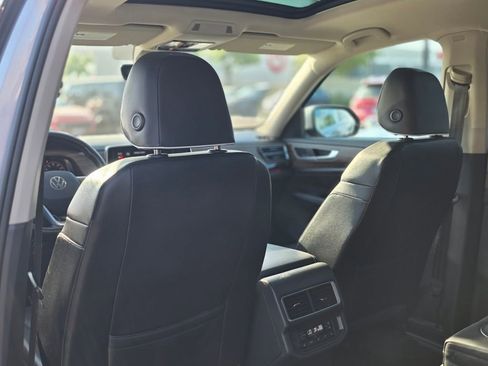 Used 2024 Volkswagen Atlas SEL Premium R-Line image 22