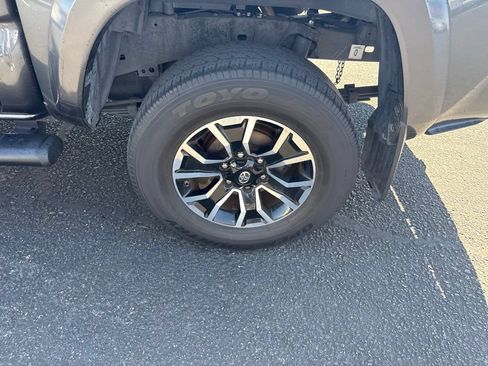 Used 2020 Toyota Tacoma TRD Sport w/ Technology Package RWD image 11