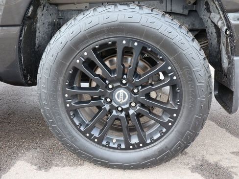 Used 2018 Nissan Titan SV w/ SV Convenience Package image 42