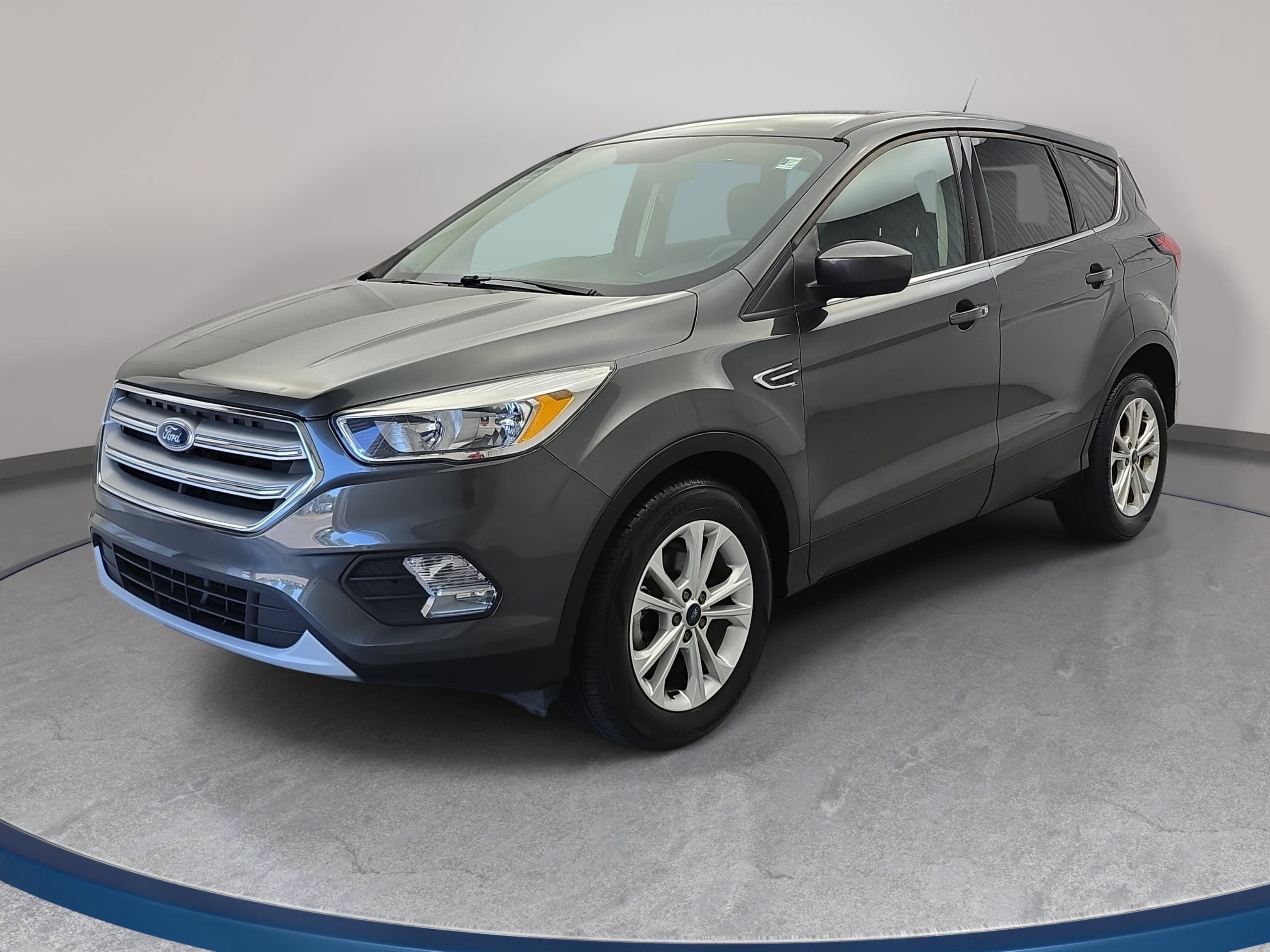 Used 2019 Ford Escape SE FWD image 1