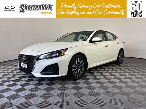 Used 2023 Nissan Altima 2.5 SV FWD image 1