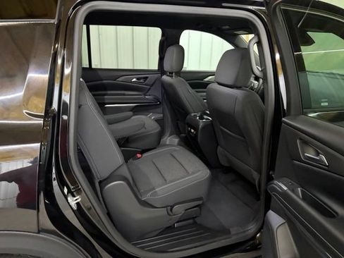 Used 2025 Chevrolet Traverse LT AWD/4WD image 17