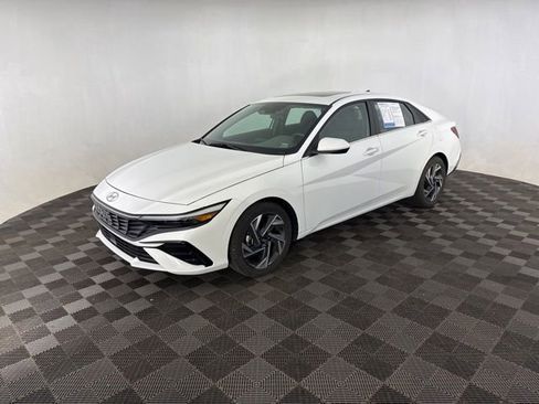 Used 2025 Hyundai Elantra SEL FWD image 4