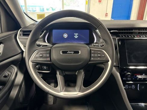 Used 2023 Jeep Grand Cherokee Laredo AWD/4WD image 14