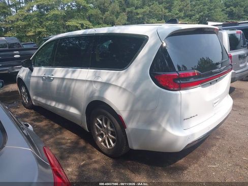 Used 2024 Chrysler Pacifica Touring-L FWD image 4