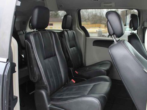 Used 2014 Chrysler Town & Country Touring image 27