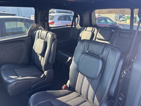 Used 2014 Chrysler Town & Country S image 9