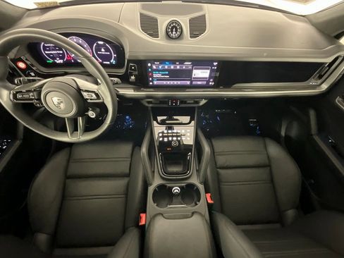 Used 2025 Porsche Cayenne Turbo image 14
