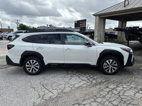 Used 2025 Subaru Outback Premium AWD/4WD image 2