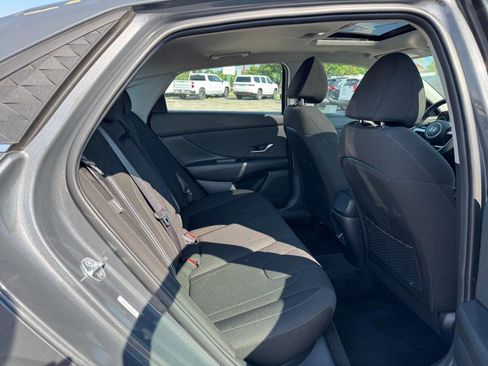 Used 2025 Hyundai Elantra SEL FWD image 12