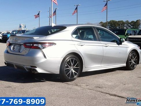 Used 2024 Toyota Camry SE image 5