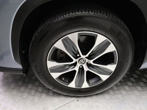 Used 2023 Toyota Highlander XLE FWD image 4